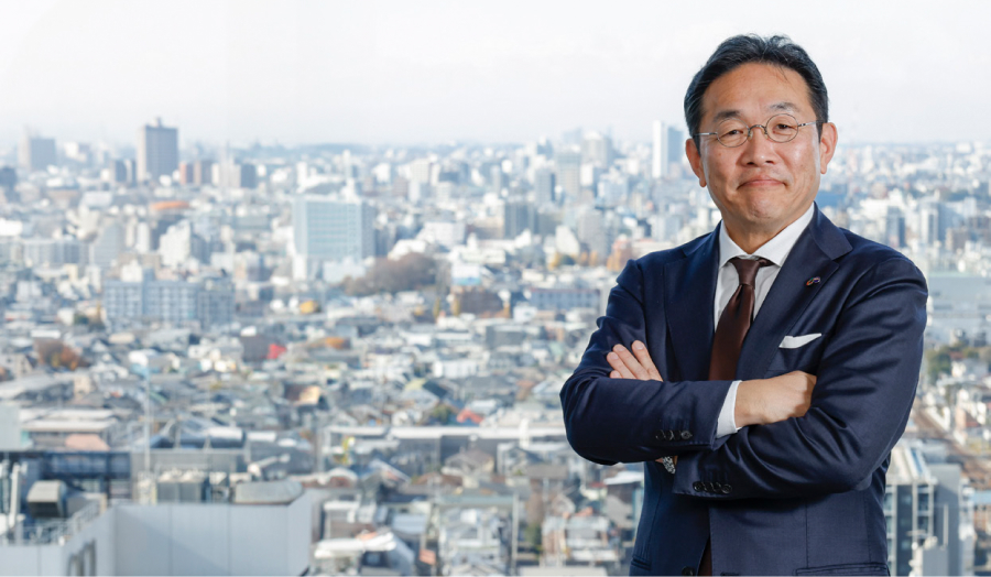 腕組みをする金声漢社長