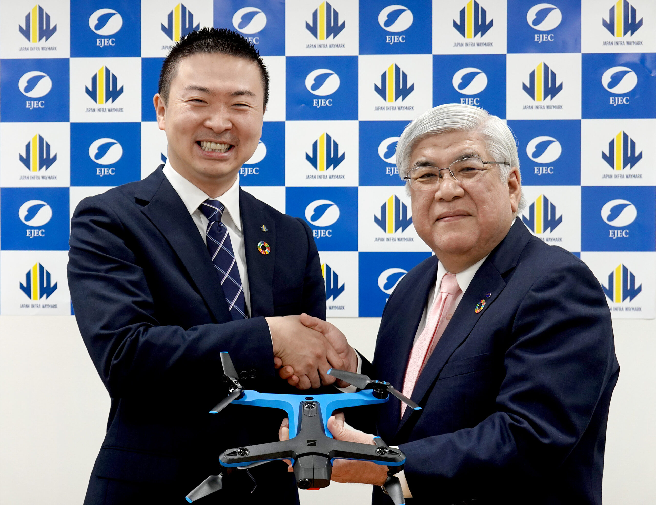 20200324小型ドローンに関する協定調印式(JIW柴田社長(左)とEJEC小谷)
