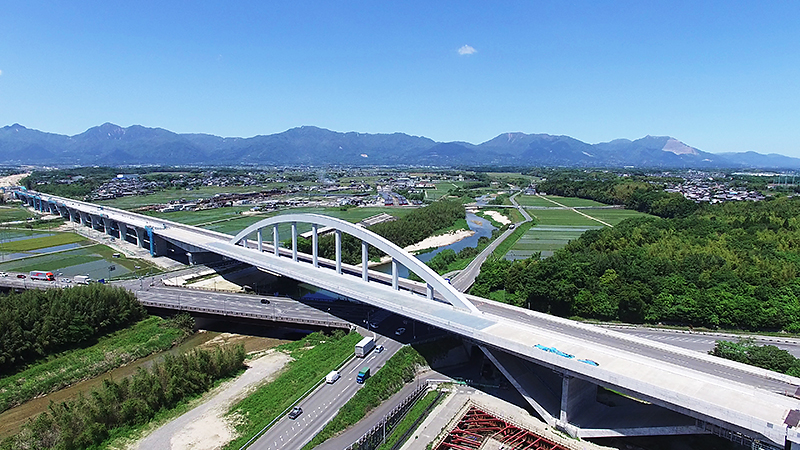 The Asake River Bridge designed by EJEC won the 2016 Tanaka Award (work category) from the Japan Society of Civil Engineers.