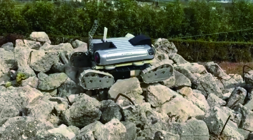がれきの山を走行するクローラ型ロボット