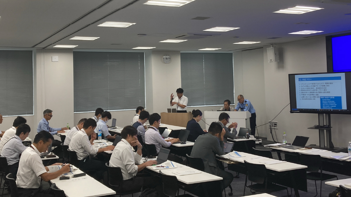 会議室の演台で提案技術の説明をするEJEC社員